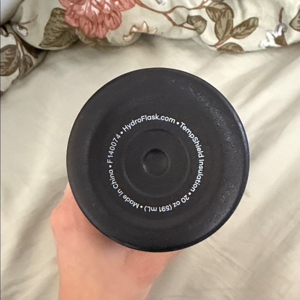 Hydro Flask 20oz Matte Black Bottle - Picture 2 of 3
